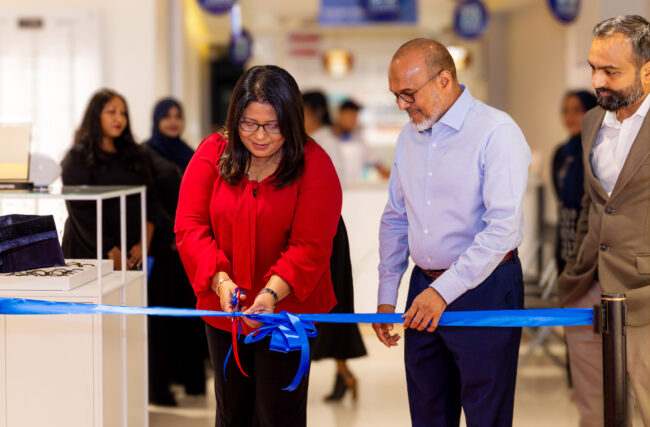 Honourable Minister of Health, Family and Welfare, Geela Ali inaugurating the ZEISS VisuFit technology at EyeCare during the ZEISS Vision Expert partnership launch in the Maldives.